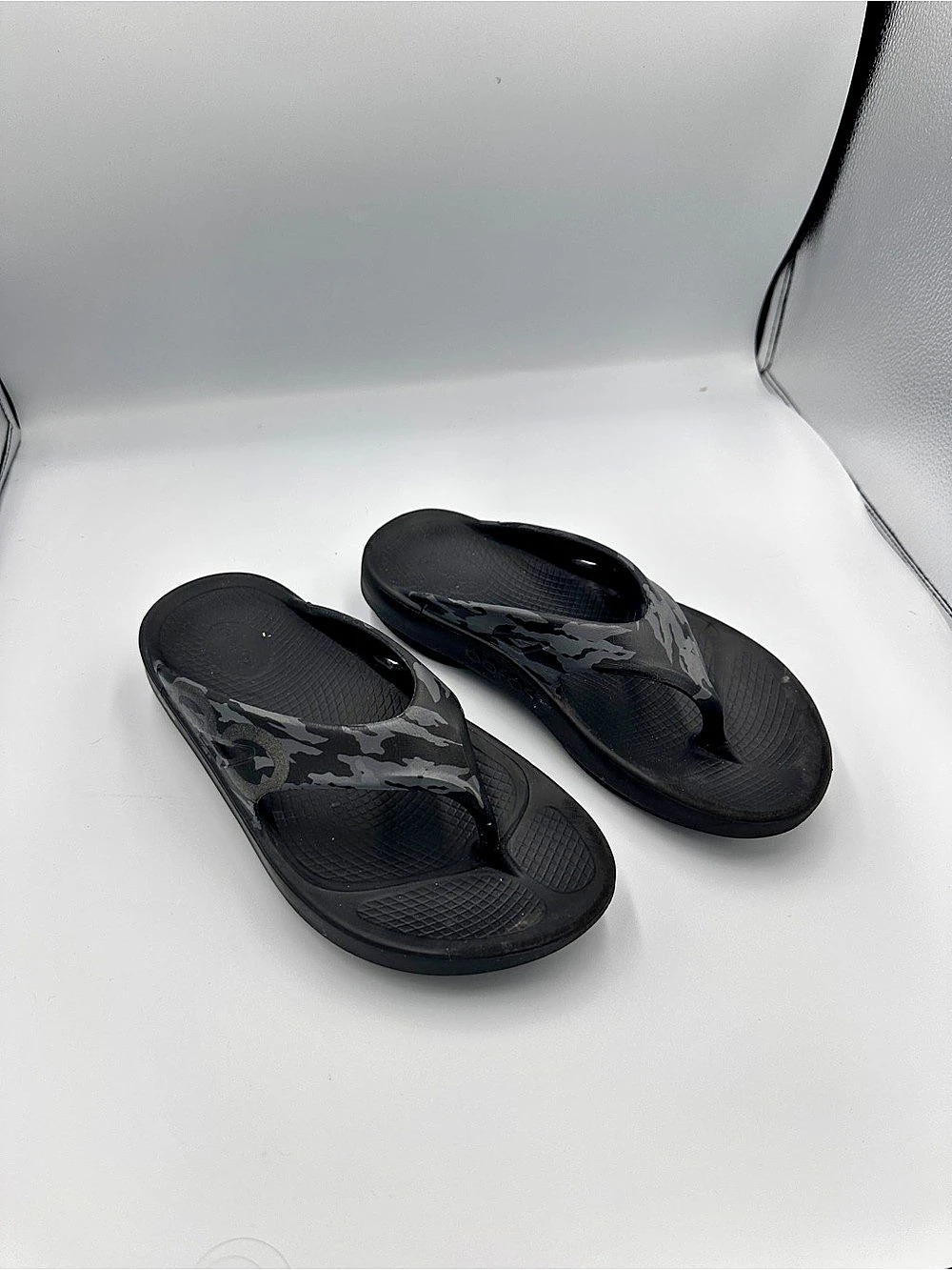 OOFOS OOlala Limited Thong Sandal Black EU 42